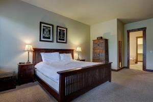 ein Schlafzimmer mit einem großen Bett mit zwei Nachttischen und zwei Lampen in der Unterkunft Points West in Deschutes River Woods
