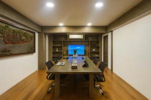 een conferentieruimte met een houten tafel en stoelen bij The Taksim Royal Beach Hotel in Patong Beach +93 foto's