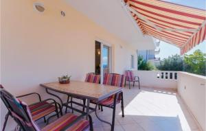 a patio with a table and chairs on a balcony at Nice Apartment In Omis With Wifi in Tice