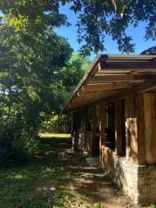 un edificio que está sentado en el césped en 1888 North West Xaibe, en Corozal