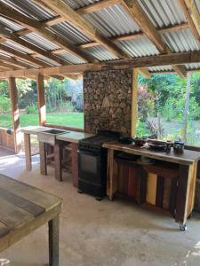 una cocina con estufa y encimera en 1888 North West Xaibe, en Corozal