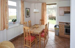 een keuken met een tafel en stoelen en een keuken met een raam bij Gorgeous Home In Röbel With Lake View in Marienfelde