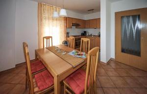 een keuken met een houten eettafel en stoelen bij Gorgeous Home In Röbel With Lake View in Marienfelde