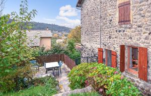 Lalevade-dʼArdècheにあるMaison En Pierresの庭にテーブルとベンチがある石造りの家 +14枚の写真