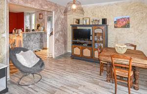 Lalevade-dʼArdècheにあるMaison En Pierresのダイニングテーブルとキッチンのあるリビングルーム