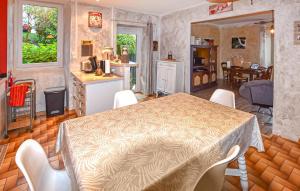 Lalevade-dʼArdècheにあるMaison En Pierresのテーブルと椅子とキッチンのある部屋