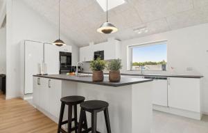 Kuchyň nebo kuchyňský kout v ubytování Gorgeous Home In Glesborg With Sauna