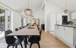 Kuchyň nebo kuchyňský kout v ubytování Gorgeous Home In Glesborg With Sauna