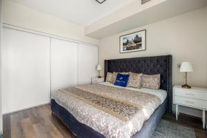 Postel nebo postele na pokoji v ubytování Breathtaking View 1Bd & Den Apartment