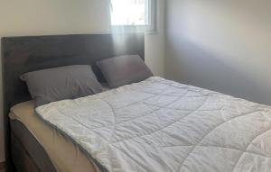 een bed met een wit dekbed en 2 kussens bij Gorgeous Home In Primosten in Kruševo