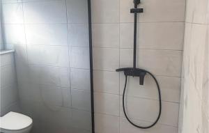 een douche in een badkamer met toilet bij Gorgeous Home In Primosten in Kruševo