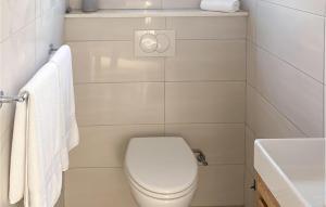 een badkamer met een toilet, een wastafel en handdoeken bij Gorgeous Home In Primosten in Kruševo +2 foto's