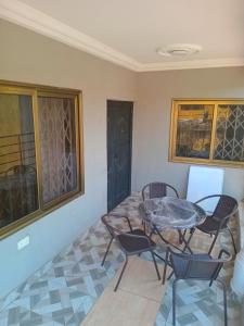 Habitación con mesa y sillas. en Master Home, en Baatsona 6 fotos más