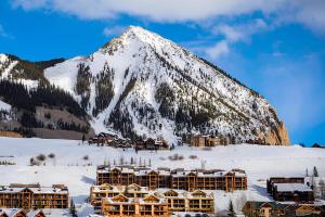 un resort en la nieve con una montaña en el fondo en True Ski-In & Out, Panoramic Mtn Views, 3Bdm, en Crested Butte