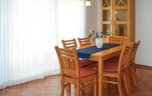 een eettafel en stoelen met een blauwe tafel bij Awesome Home In Röbel With House A Panoramic View in Marienfelde