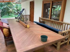 TapantíZen Villa的中间的木桌