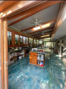 TapantíZen Villa的一个带吊扇和一张桌子的大厨房