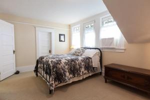 a bedroom with a bed and a window at Cascade Chic 30 day minimum in Hood River