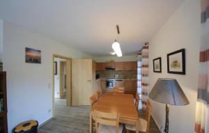 een eetkamer en keuken met een tafel en stoelen bij 3 Bedroom Beautiful Home In Röbel in Marienfelde