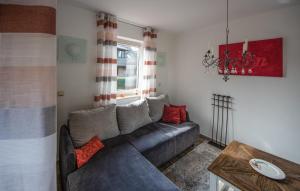 een woonkamer met een bank en een tafel bij 3 Bedroom Beautiful Home In Röbel in Marienfelde