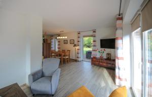 een woonkamer met een stoel en een televisie bij 3 Bedroom Beautiful Home In Röbel in Marienfelde