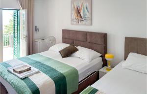 Ένα ή περισσότερα κρεβάτια σε δωμάτιο στο 4 Bedroom Stunning Apartment In Makarska