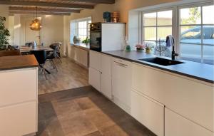 Kuchyň nebo kuchyňský kout v ubytování Amazing Home In Løkken With Wifi