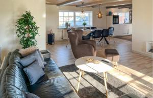 Posezení v ubytování Amazing Home In Løkken With Wifi