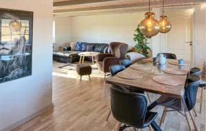 Posezení v ubytování Amazing Home In Løkken With Wifi + 3 fotografie