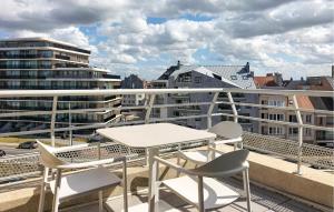 Μπαλκόνι ή βεράντα στο 2 Bedroom Lovely Apartment In Oostende +18 φωτογραφίες