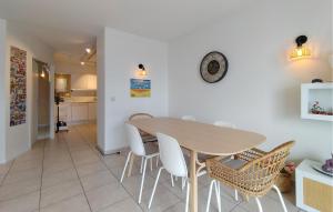 Η κουζίνα ή μικρή κουζίνα στο 2 Bedroom Lovely Apartment In Oostende