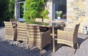 Bricqueville-sur-MerにあるMaison Spacieuse Littoralのダイニングテーブル、椅子(ガラストップ付)