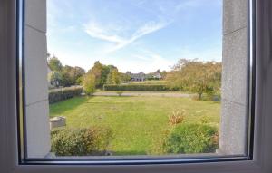 Bricqueville-sur-MerにあるMaison Spacieuse Littoralの広い庭が見える窓 +15枚の写真