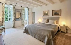 Ένα ή περισσότερα κρεβάτια σε δωμάτιο στο Luxueuse Maison Avec Piscine