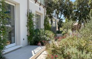 ein weißes Haus mit einer Veranda und Blumen in der Unterkunft Maison Piscine Nîmes in Saint-Césaire + 15 Fotos