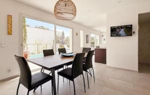 ein Esszimmer mit Tisch und Stühlen in der Unterkunft Maison Piscine Nîmes in Saint-Césaire