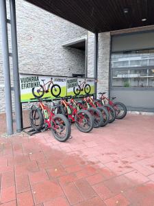 a row of bikes parked in front of a building at Premium Chalet huoneisto kylpylän vieressä in Vierumäki