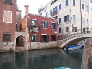 uma ponte sobre um canal numa cidade com edifícios em Cocoloco em Veneza