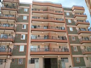 ein hohes Gebäude mit Balkonen an der Seite in der Unterkunft Cozy Escape UTAWALA in Gatunga