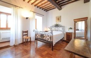 a bedroom with a bed and a wooden floor at Casa Dei Lecci in Colle San Lorenzo