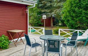 Un patio con una mesa y sillas en una terraza. en Lovely Home In Asnæs With Wifi, en Høve Strand 12 fotos más