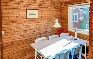 Un comedor con una mesa blanca y sillas blancas. en Lovely Home In Asnæs With Wifi, en Høve Strand