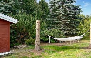 una hamaca atada a un árbol en un patio en Lovely Home In Asnæs With Wifi, en Høve Strand