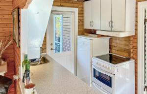 y cocina con fogones blancos y nevera. en Lovely Home In Asnæs With Wifi, en Høve Strand
