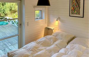 una cama sentada en una habitación junto a una ventana en Lovely Home In Asnæs With Wifi, en Høve Strand