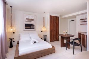 een slaapkamer met een bed, een tafel en een bureau bij Appartement de charme-Luxe, douceur et harmonie in Lyon