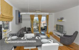 Μια τηλεόραση ή/και κέντρο ψυχαγωγίας στο 1 Bedroom Beautiful Apartment In Makarska +3 φωτογραφίες