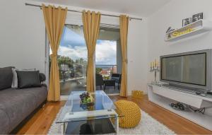 Μια τηλεόραση ή/και κέντρο ψυχαγωγίας στο 1 Bedroom Beautiful Apartment In Makarska