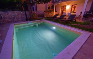 Bazén v ubytování House With Heated Pool nebo v jeho okolí