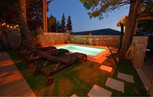 Bazén v ubytování House With Heated Pool nebo v jeho okolí + 11 fotografií